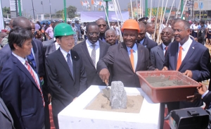 Le premier Ministre donnant le premier coup de truelle de l'&eacute;changeur de Solibra