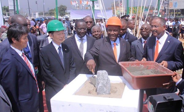 Le premier Ministre donnant le premier coup de truelle de l'&eacute;changeur de Solibra