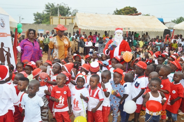 Arbre de No&euml;l -2022. La Fondation AWI  &laquo; g&acirc;te&raquo; 500 enfants &agrave; Touba