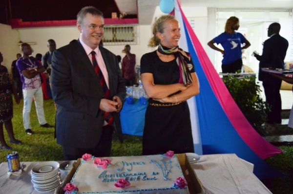 Jules Maaten, directeur r&eacute;gional Afrique subsaharienne, et Inge Herbert, directrice Afrique de l&rsquo;Ouest, lors de la c&eacute;l&eacute;bration des 5 ans &agrave; Abidjan