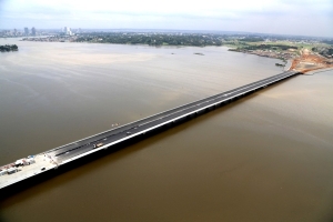 Vue d'un pont en construction &agrave; Abidjan. Image d'illustration. (DR)