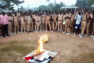 C&ocirc;te d&rsquo;Ivoire : Les t&eacute;l&eacute;phones des &eacute;l&egrave;ves arrach&eacute;s et incin&eacute;r&eacute;s au lyc&eacute;e de Lakota par l'administration