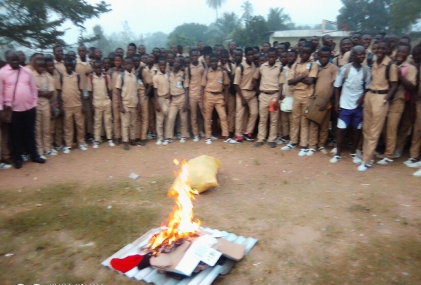C&ocirc;te d&rsquo;Ivoire : Les t&eacute;l&eacute;phones des &eacute;l&egrave;ves arrach&eacute;s et incin&eacute;r&eacute;s au lyc&eacute;e de Lakota par l'administration