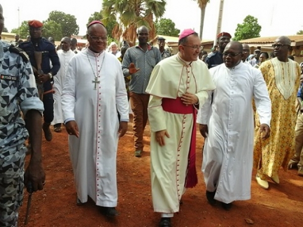 L'entr&eacute;e du nonce Apostolique, Mgr J. Spiteri, dans la cour de cath&eacute;drale Saint Jean-Baptiste de Korhogo. A sa gauche, l'archev&ecirc;que de Korhogo Marie Daniel Dadiet