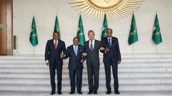 Tourn&eacute;e africaine du chef de la diplomatie chinoise : &laquo; Pour le d&eacute;veloppement et la revitalisation de l'Afrique &raquo;