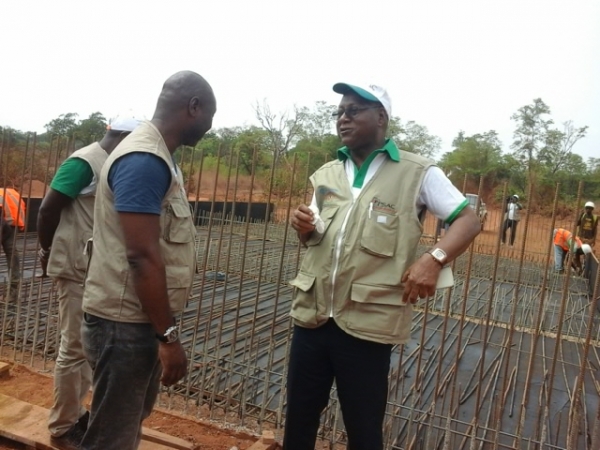 M. Agn&eacute;roh Amari, coordonnateur du Psac sur un ouvrage en construction dans le cadre de la r&eacute;habilitation de l&rsquo;axe Bodonon - Odoro &ndash; Nafoun, entre Korhogo et M&rsquo;bengu&eacute;