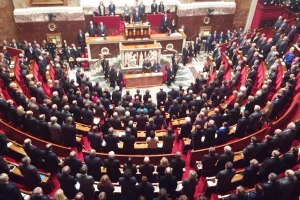 Minute de silence &agrave; l&rsquo;Assembl&eacute;e nationale fran&ccedil;aise apr&egrave;s les attentats en C&ocirc;te d&rsquo;Ivoire et en Turquie