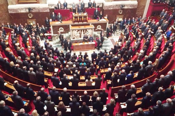 Minute de silence &agrave; l&rsquo;Assembl&eacute;e nationale fran&ccedil;aise apr&egrave;s les attentats en C&ocirc;te d&rsquo;Ivoire et en Turquie