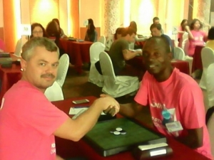 Le pr&eacute;sident de la FIO, Our&eacute;ga Loh Jeannot (&agrave; droite), serrant la main du pr&eacute;sident des f&eacute;d&eacute;rations mondiales d''Othello, Tor Tirgen, lors d'une comp&eacute;tition de la discipline en Tha&iuml;lande en 2014