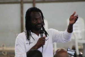 Le basketteur am&eacute;ricain Tommy Davis en visite en C&ocirc;te d&rsquo;Ivoire