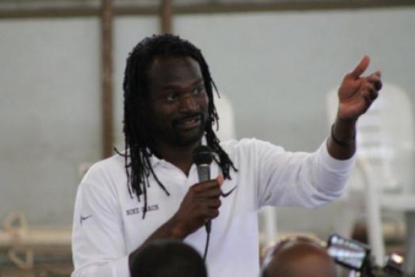 Le basketteur am&eacute;ricain Tommy Davis en visite en C&ocirc;te d&rsquo;Ivoire