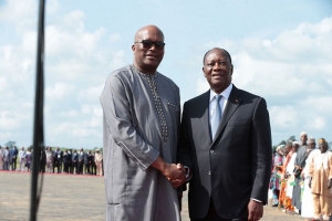 Roch Kabor&eacute; (gauche) est arriv&eacute; &agrave; Yamoussoukro le jeudi 28 juillet 2016 o&ugrave; il a &eacute;t&eacute; accueilli par son homologue ivoirien Alassane Ouattara (droite)