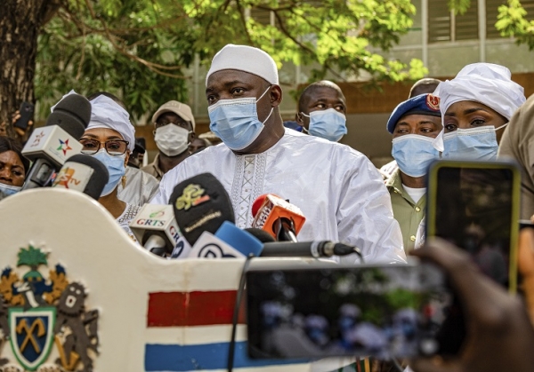 Gambie: Le Pr&eacute;sident Adama Barrow pr&ecirc;te serment