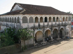 Un &eacute;difice colonial &agrave; Grand Bassam