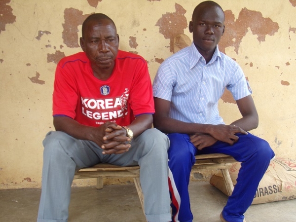 Coulibaly Siriki (&agrave; gauche chemise bleue) en compagnie de son p&egrave;re (en rouge), lors de l'entretien