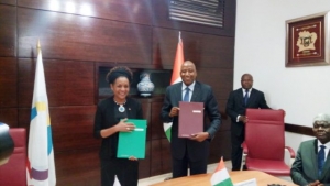 Le Premier ministre ivoirien Amadou Gon Coulibaly et la secr&eacute;taire g&eacute;n&eacute;rale de l&rsquo;OIF, Micha&euml;lle Jean, lors de la signature de l&rsquo;accord-cadre de partenariat, le mardi 21 mars 2017, &agrave; Abidjan.