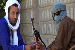 Le journaliste Lemine Ould Salem (&agrave; gauche, visage d&eacute;couvert) conseille aux autorit&eacute;s ivoiriennes la mise en place d'un v&eacute;ritable organisme de renseignement pour faire face aux menaces terroristes