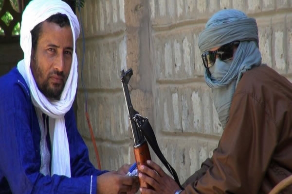 Le journaliste Lemine Ould Salem (&agrave; gauche, visage d&eacute;couvert) conseille aux autorit&eacute;s ivoiriennes la mise en place d'un v&eacute;ritable organisme de renseignement pour faire face aux menaces terroristes