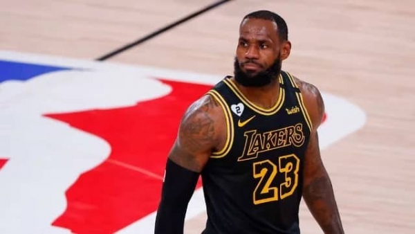 Etat Unis/Education : le basketteur LeBron Raymone James apporte son aide &agrave; 2300 enfants vuln&eacute;rables