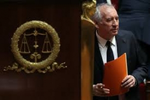 France-3228 milliards d'euros d'endettement: &laquo;Cette dette est une &eacute;p&eacute;e de Damocl&egrave;s au-dessus de notre pays... &raquo; (Fran&ccedil;ois Bayrou)