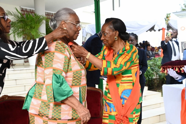 C&ocirc;te d'Ivoire : "Pourquoi je suis partie du pays..." Emouvant t&eacute;moignage de Th&eacute;r&egrave;se Houphou&euml;t-Boigny, enfin d&eacute;cor&eacute;e dans l'Ordre national ivoirien