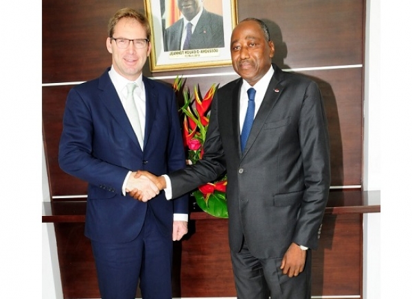 Le ministre britannique pour l'Afrique et l'Orient, Tobias Elwood avec le premier ministre ivoirien, Amadou Gon Coulibaly au sortir d'une audience &agrave; la primature