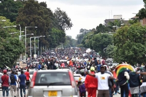 Zimbabwe: La rue se m&ecirc;le &agrave; l&rsquo;appel au d&eacute;part de Robert Mugabe