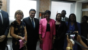 France-C&ocirc;te d&rsquo;Ivoire : Mains serr&eacute;es autour de la femme et l&rsquo;enfant