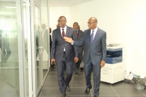 le ministre du commerce, Diarrasouba Aboulaye( &agrave; gauche) et le directeur ex&eacute;cutif de l'ICCO, docteur Jean-Marc Anga