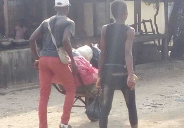 C&ocirc;te d&rsquo;Ivoire-Reportage : &ldquo;Tantie, brouette ?&rdquo;, p&eacute;nible vie d&rsquo;enfants qui chargent plus lourds que leur corps
