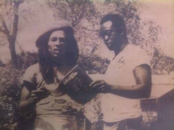 Bob Marley en compagnie du journaliste ivoirien Georges Tahi Benson, dans sa r&eacute;sidence de Miami (1980)