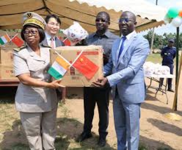 C&ocirc;te d&rsquo;Ivoire : L'Ambassade de Chine soutient les &eacute;coles d'Adiak&eacute;