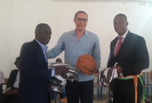 L'ex-basketteur Richard Dakoury remet &eacute;quipement &agrave; la commune (Photo AIP)