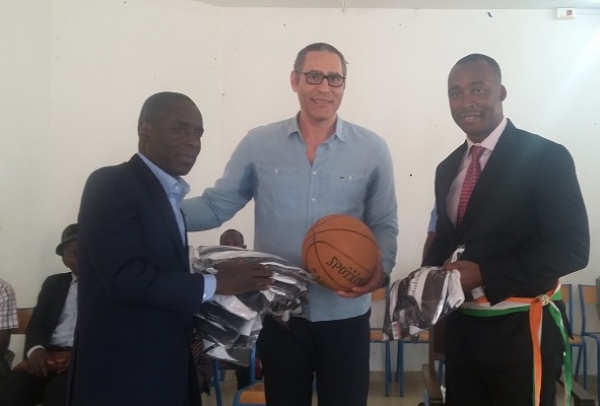L'ex-basketteur Richard Dakoury remet &eacute;quipement &agrave; la commune (Photo AIP)