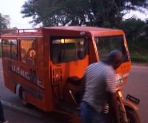 Un trycicle-taxi &agrave; Odienn&eacute;