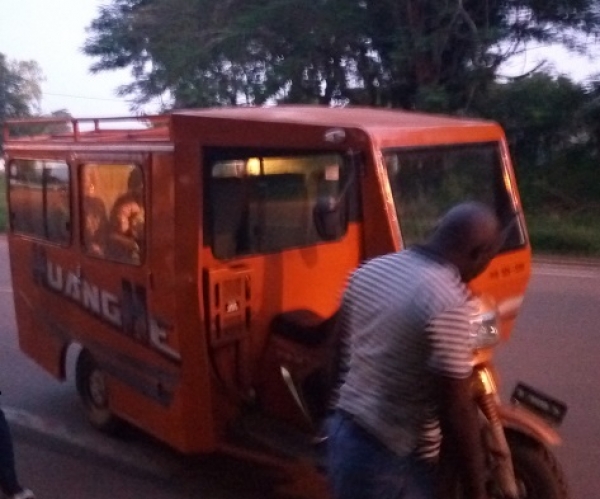 Un trycicle-taxi &agrave; Odienn&eacute;