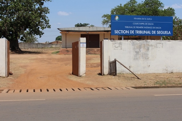 L'entr&eacute;e de la section de tribunal de S&eacute;gu&eacute;la