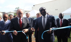 Le ministre ivoirien de l'agriculture, Mamadou Sangafowa Coulibaly et le vice-pr&eacute;sident du FIDA, Michel Mordasini, lors de la coupure du ruban.