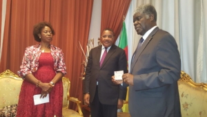 Le ch&egrave;que d'environ 56 millions FCFA du pr&eacute;sident camerounais remis au ministre Mamb&eacute;