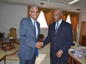 Poign&eacute;e de main entre le ministre Dacoury-Tabley (&agrave; droite) et le repr&eacute;sentant de la FAO