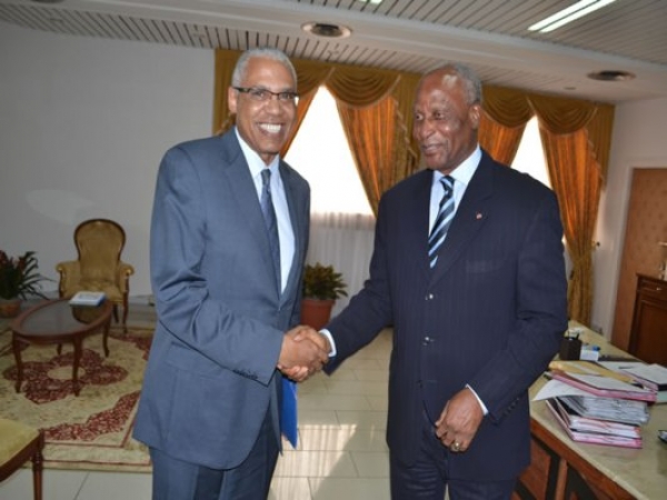 Poign&eacute;e de main entre le ministre Dacoury-Tabley (&agrave; droite) et le repr&eacute;sentant de la FAO