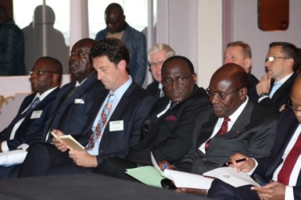 Premier ministre Daniel Kablan (au milieu, cravate rouge) &agrave; l&rsquo;ouverture lors du UK-Cote D&rsquo;Ivoire forum de commerce et de l'investissement &agrave; Londres, 2013.