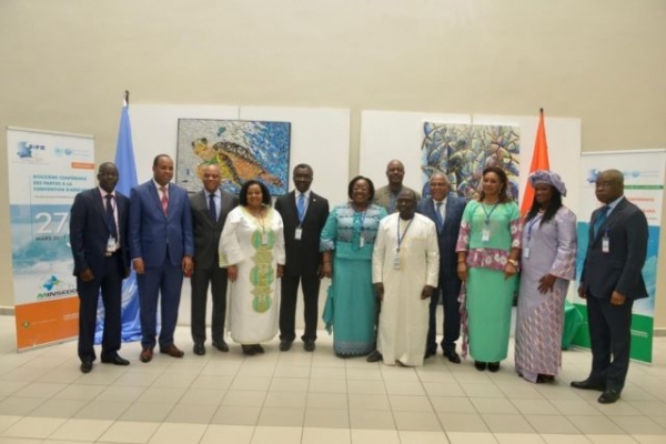 Photo de famille &agrave; l'issue de la c&eacute;r&eacute;monie de cl&ocirc;ture de la 12&egrave;me Cop