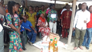 Les fid&egrave;les des Assembl&eacute;es de Dieu offre des vivres &agrave; l&rsquo;orphelinat de Soubr&eacute; (cr&eacute;dit AIP)