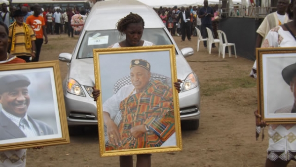 Le cort&egrave;ge fun&egrave;bre en direction du cimeti&egrave;re de Tiassal&eacute;kro