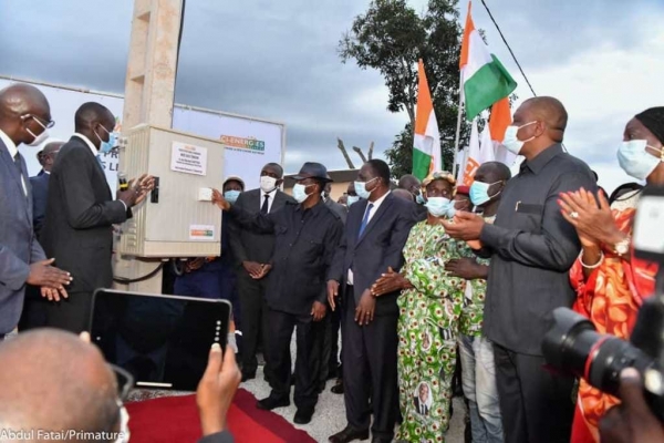 C&ocirc;te d'Ivoire: le Pr&eacute;sident de la R&eacute;publique, Alassane Ouattara, connecte le village de Nanan Assouakro au r&eacute;seau national