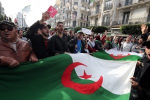 L&rsquo;Alg&eacute;rie s&rsquo;enlise dans la crise politique