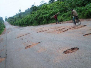 Une vue du tron&ccedil;on Di&eacute;gon&eacute;fla-Oum&eacute; de la nationale Gagnoa-Oum&eacute;-Yamoussoukro, pr&eacute;sentant de nombreux nids de poule sur l"asphalte sur un rayon de cinq m&egrave;tres (Photo AIP)