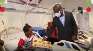 C&ocirc;te d&rsquo;Ivoire/ No&euml;l 2021: Le Ministre de la Sant&eacute;, Pierre Dimba, aux c&ocirc;t&eacute;s d&rsquo;enfants hospitalis&eacute;s