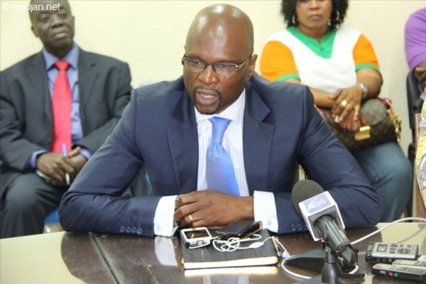 Code de d&eacute;ontologie: journalistes web et blogueurs form&eacute;s &agrave; un meilleur traitement de l'information avant sa diffusion